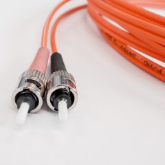 磁力下载工具说明站主编林砚舟坐在书桌前，对着打印稿逐行核对客户端界面截图，窗外是阴天的城市天际线